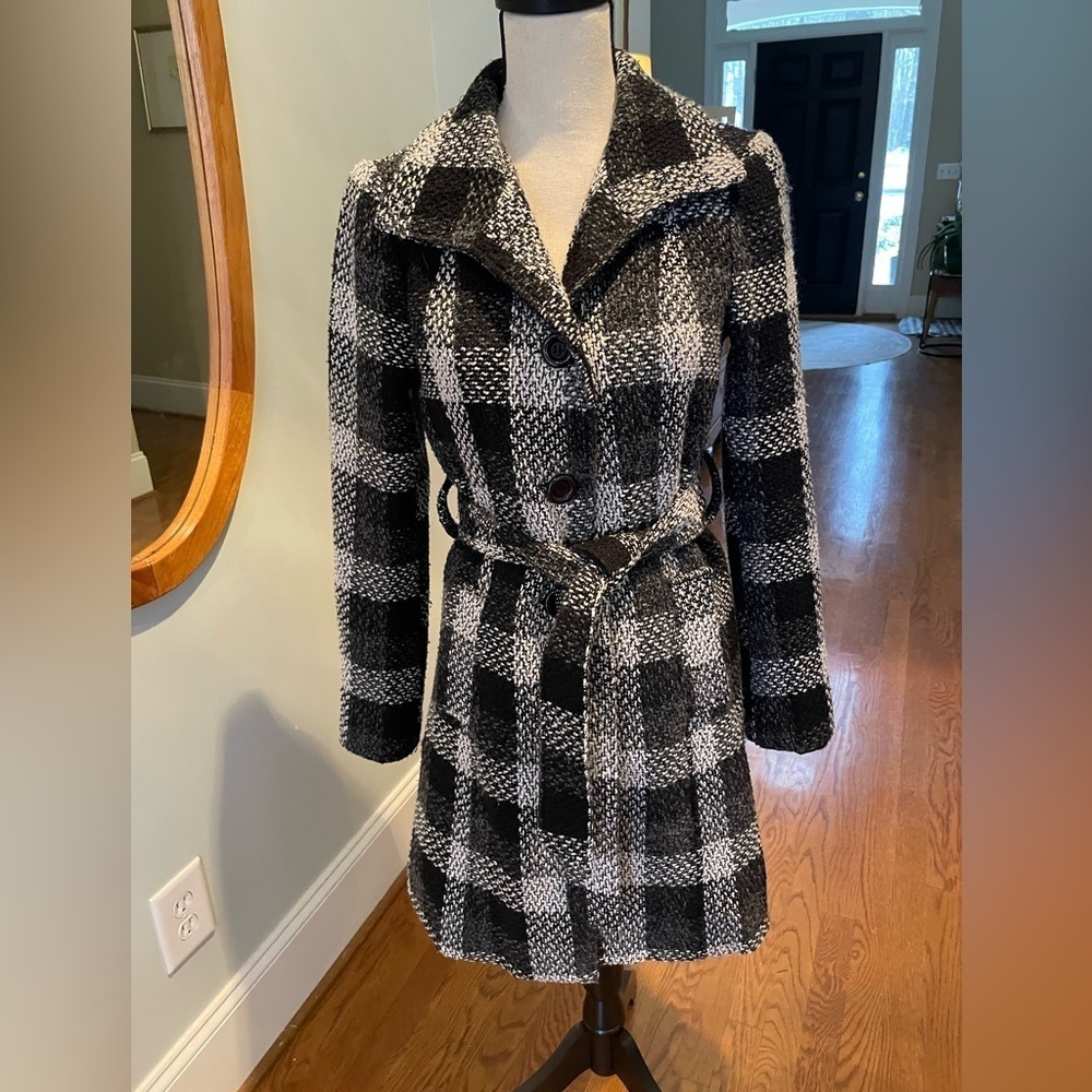 Women’s Coat Button and Tie at Waist Black and Gray Pattern Size Medium Lined